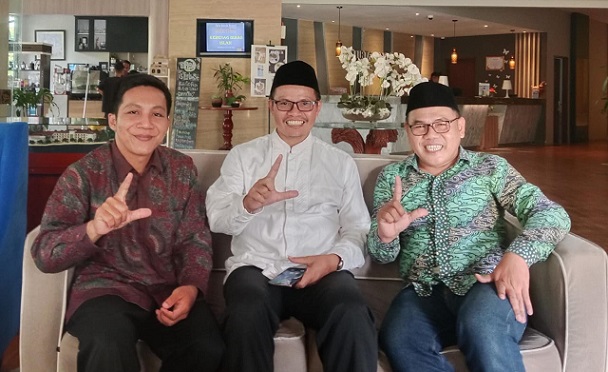 Direktur Urusan Agama Islam dan Pembinaan Syariah Kementerian Agama Dr. Adib (tengah) dan staf berfoto bersama dengan Fungsionaris Satupena Jawa Tengah Gunawan Trihantoro