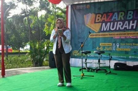 Penulis anggota Satupena Jawa Tengah Putri Ayu Dikha Syahirah menunjukkan kebolehannya dalam membawakan puisi-puisi religius di panggung Bazar Buku Murah Unissula.