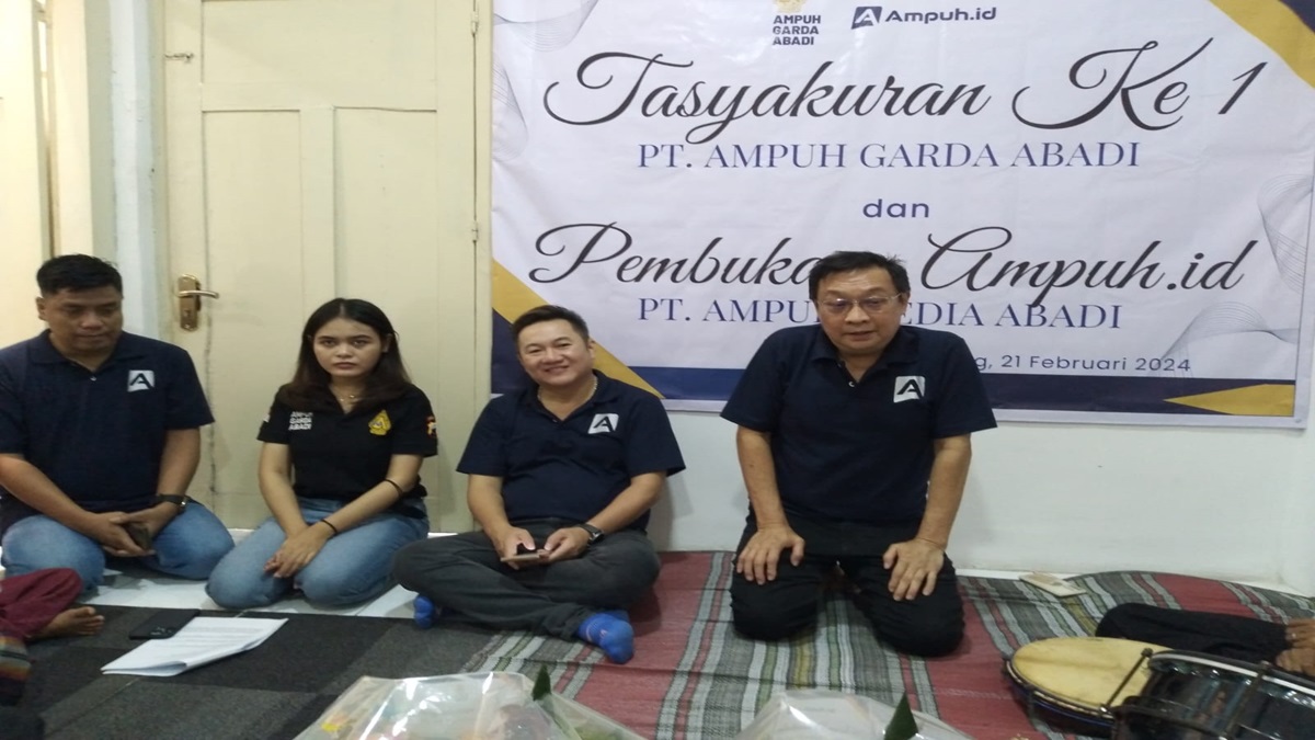 Direktur Utama PT Ampuh Garda Abadi Semarang Harsono Hadipoernomo didampingi Komisaris Utama PT Ampuh Garda Abadi Semarang Suntha Liman Said saat memberikan sambutan pada tasyakuran HUT ke-1 PT Ampuh Garda Abadi, di kantornya, Rabu (21/2/2024)