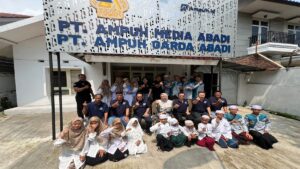 Jajaran Direksi PT Ampuh Garda Abadi Semarang berfoto bersama para karyawan dan anak-anak Panti Asuhan Darul Husna, Gunungpati, Semarang seusai tasyakuran HUT ke-1. 