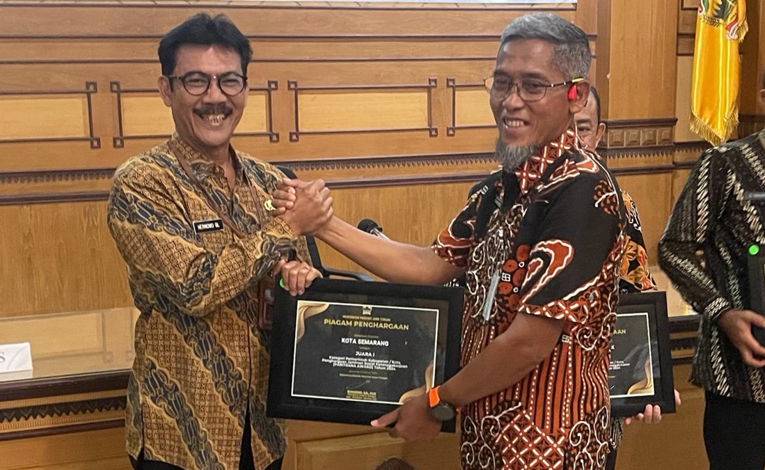 Plt Asisten Ekonomi, Pembangunan dan Kesejahteraan Rakyat, Hernowo Budi Luhur mewakili Wali Kota Semarang, Hevearita Gunaryanti Rahayu menerima Penganugerahan Penghargaan Paritrana Award 2024 tingkat Jawa Tengah dari Sekretaris Daerah (Sekda) Provinsi Jateng, Sumarno di Disnakertrans Provinsi Jawa Tengah, Rabu (21/2/2024).