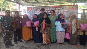 Ibu-ibu penerima bantuan sembako berfoto bersama Danyon Raider 400/BR, Letkol Inf M Zainollah