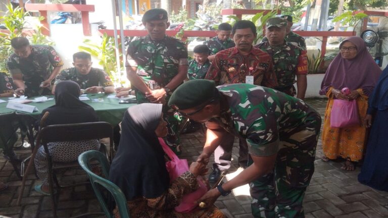 Danton Yonif 400/BR, Letkol Inf M Zainollah berdialog dengan seorang ibu yang menjadi salah satu penerima bansos.