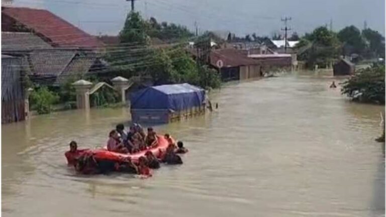 Rendaman Banjir Tak Kunjung Surut, Jalur Pantura Demak-Kudus Lumpuh