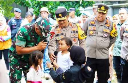 Pangdam Diponegoro dan Kapoda Jateng Bantu Korban Banjir Demak