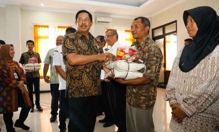 Pj Gubernur Serahkan Bantuan Pangan kepada 1.000 Warga Karanganyar