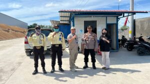 Dua anggota Satpam PT Ampuh Garda Abadi berfoto bersama dengan penyuluh dari Sat Binmas Polres Demak