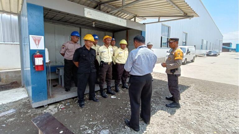 Anggota Sat Binmas Polres Demak memberikan binluh satpam PT Ampuh Garda Abadi
