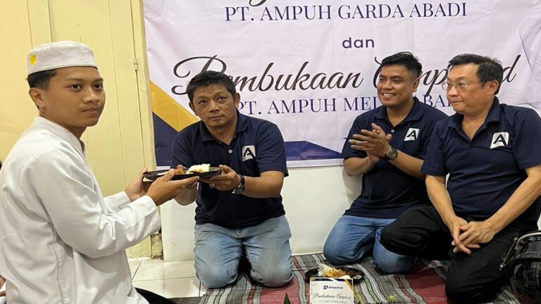 Pemimpin Redaksi Media Ampuh.id Semarang Triyogo Budhi Pralampitadi menerima potongan tumpeng dari santri Panti Asuhan Darul Husna, Semarang saat peluncuran portal berita Ampuh.id.