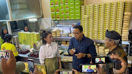 Capres nomor urut 1 Anies Baswedan mencicipi lunpia produksi LCM saat berkunjung ke Semarang.
