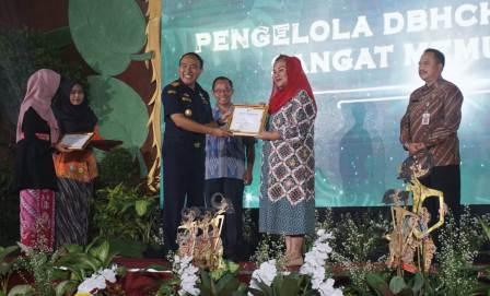 Wali Kota Semarang, Hevearita Gunaryanti Rahayu menerima penghargaan predikat terbaik dalam pengelolaan Dana Bagi Hasil Cukai Hasil Tembakau (DBHCHT) se-Jawa Tengah dari Kepala Kantor Wilayah Bea Cukai Jateng-DIY, Akhmad Rofiq di KPPBC TMP Tanjung Emas Jalan Yos Sudarso Kota Semarang, Selasa (24/2/2024).