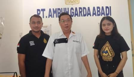 Direktur Utama PT Ampuh Garda Abadi Semarang Harsono Hadi Poernama (tengah) berfoto bersama dua orang karyawannya.
