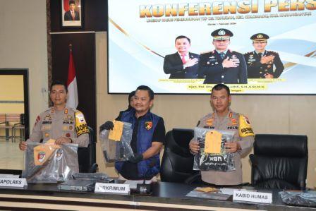 Polisi menunjukkan barang bukti kasus penembakan di Colomadu yang menewaskan Yudha Bagus Setiawan.