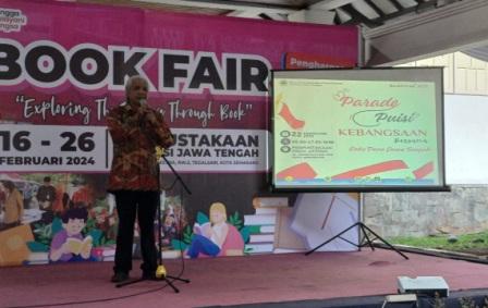 Ketua Umum Satupena Jawa Tengah Gunoto Saparie memberikan sambutan pada Pembukaan Parade Baca Puisi Kebangsaan di Perpustakaan Provinsi Jawa Tengah, Jalan Sriwijaya, Semarang. (Foto: Dok. Satupena Jawa Tengah)