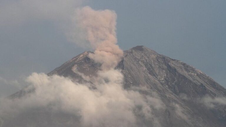 Gunung Semeru Luncurkan Abu Setinggi 800 Meter ke Arah Tenggara