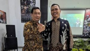 Direkrur Utama PT Ampuh Garda Abadi Semarang Harsono Hadi Poernama berfoto bersama Dandenpom IV/5Semarang Letkol CPM Sudiyanto Surorejo SSi.