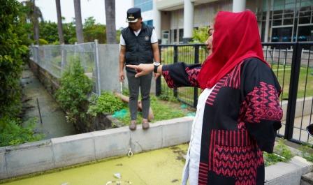 Wali Kota Semarang, Hevearita Gunaryanti Rahayu mengecek proses pembersihan saluran di beberapa wilayah, baru-baru ini.