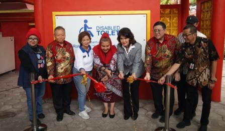 Wali Kota Semarang, Hevearita Gunaryanti Rahayu saat meresmikan pembangunan toilet disabilitas bantuan dari Rotary District 3420 Indonesia di Sam Poo Kong, Kamis (22/2/2024).