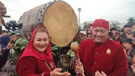 Wali Kota Semarang, Hevearita Gunaryanti Rahayu saat mengikuti Kirab Dugderan pada tahun 2023.