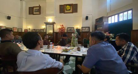 Wali Kota Semarang, Hevearita Gunaryanti Rahayu saat memberikan sambutan dalam penilaian TPS Unik Pemilu 2024 bersama jajaran Forum Wartawan Balai Kota (Forwakot) Semarang di salah satu rumah makan di Jalan Pemuda, Semarang, Jumat (23/2/2024).