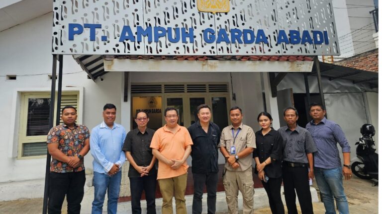 Direktur Utama PT Ampuh Garda Abadi Semarang Harsono Hadipoernomo (tengah baju orange) didampingi Komisaris Utama, Sunatha Liman Said (sebelah kanan baju hitam), Direktur Benny Adi N (sebelah kiri baju hitam) dan para karyawan berfoto bersama di halaman depan kantor.