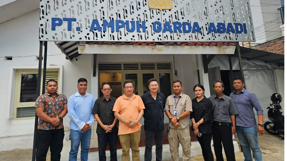 Direktur Utama PT Ampuh Garda Abadi Semarang Harsono Hadipoernomo (tengah baju orange) didampingi Komisaris Utama, Sunatha Liman Said (sebelah kanan baju hitam), Direktur Benny Adi N (sebelah kiri baju hitam) dan para karyawan berfoto bersama di halaman depan kantor.