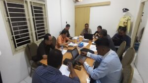 Suasana rapat jajaran direktur PT Ampuh Garda Abadi Semarang bersama para karyawan.