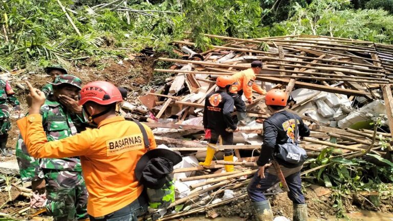 Seorang Nenek Meninggal Tertimpa Longsor