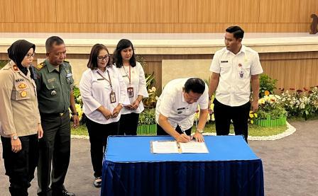 Kepala Kecamatan Tembalang, Agus Prihartanto Ssos MM menandatangi hasil Musrenbang 2024 yang akan diserahkan ke Pemerintah Kota Semarang.