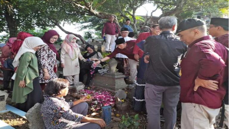Peringati HUT PWI ke-78 dan HPN 2024, PWI Jateng Ziarah ke Makam Wartawan Senior