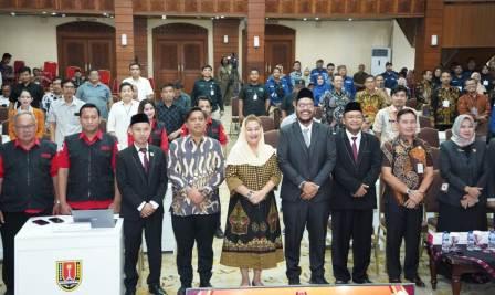 Wali Kota Semarang, Hevearita Gunaryanti Rahayu saat menghadiri Rapat Pleno Rekapitulasi Hasil Penghitungan Perolehan Suara Pemilu 2024 di Gedung Moch Ikhsan Balai Kota Semarang, Kamis (29/2/2024).