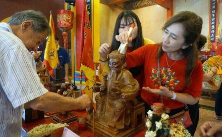 Jelang Imlek, Umat Tri Dharma Bersihkan Rupang