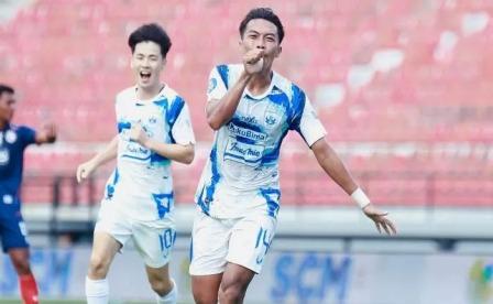 Winger PSIS Riyan Ardiansyah melakukan selebrasi seusai membobol gawang Arema FC.