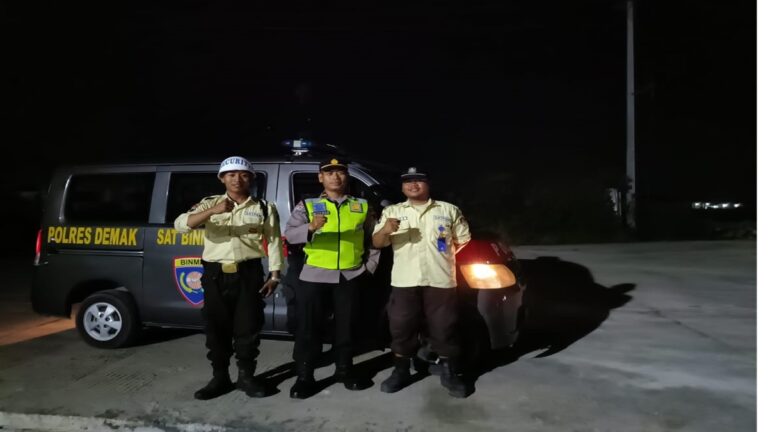 KBO Satbinmas Polres Demak Ipda Pol Suwarjo bersama Satpam PT Ampuh Garda Abadi seusai memberikan sosialisasi Perpol No 1/2023.