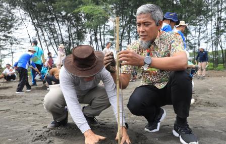 Cegah Abrasi Pantura Jateng, Sekda Sumarno Ajak Masyarakat Tanam 1.100 Pohon