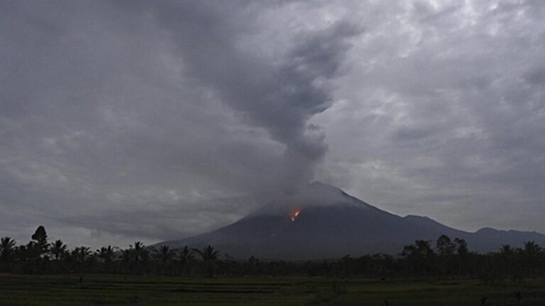 Jumat Pagi Tadi, Gunung Semeru Semburkan Abu Vulkanik Setinggi 400 Meter