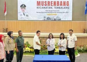 Kepala Kecamatan Tembalang, Agus Prihartanto Ssos MM  menyerahkan hasil Musrenbang kepada salah satu perwakilan dari Pemkot Kota Semarang.