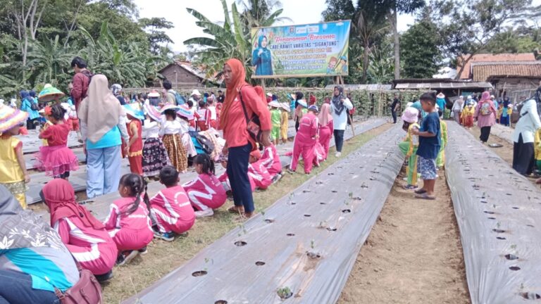 Pemkab Cilacap Ajak Puluhan Siswa PAUD-TK Tanam 1.000 Pohon Hortikultura
