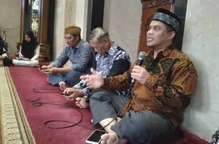 Mubaligh Ahmadiyah Semarang Maulana Syaefullah Ahmad Farouk (kanan) sedang memaparkan sekelumit sekarang perkembangan Ahmadiyah di Jawa Tengah di Masjid Nusrat Jihan, Jalan Erlangga Raya, Semarang