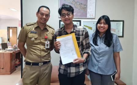 Ketua Kelompok dari BEM FH (Akarel Satrya Pratama) melakukan kerja sama dengan Mitra PPK Ormawa yaitu Kelurahan Gemah yang diterima Lurah Gemah Bagus Santoso SSTPMM.(dok)