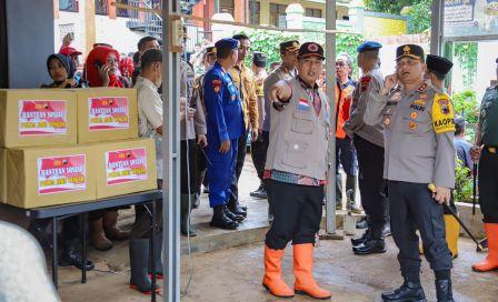 Kapolda Jateng Bantu Korban Banjir Pekalongan