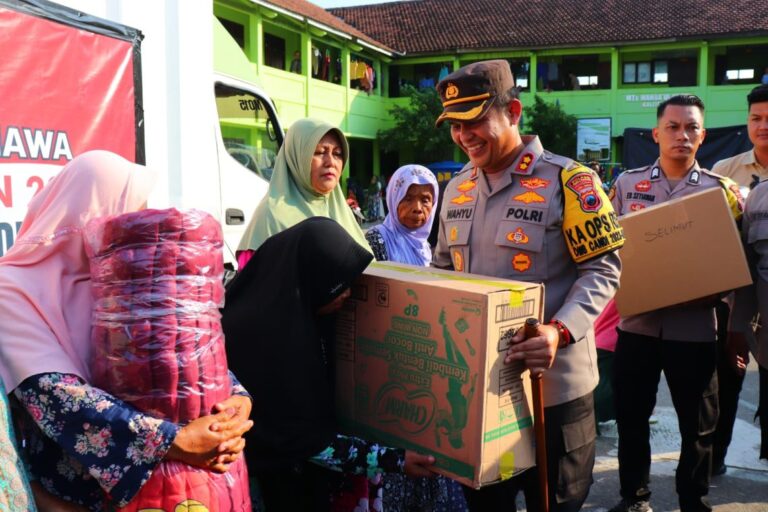 Alumni Akpol Angkatan 2002 Beri Bantuan Korban Banjir Demak