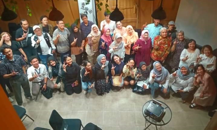 Sebagian peserta kegiatan mengenang sastrawan Nh Dini bergambar bersama di Collabox Creative Hub, Indrapasta, Semarang.