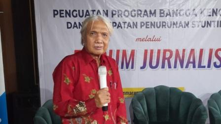 Ketua Umum Satupena Jawa Tengah Gunoto Saparie saat menyampaikan paparan pada kegiatan Penguatan Program Bangga Kencana dan Percepatan Penurunan Stunting di Hotel Wimarion, Semarang, Rabu, 20 Maret 2024.