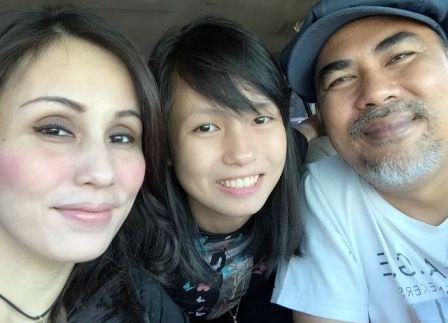 Foto kenangan kebersamaan I Nyoman Adi Rimbawan, Titisari Wardani dan Jane Margaretha Handayani.