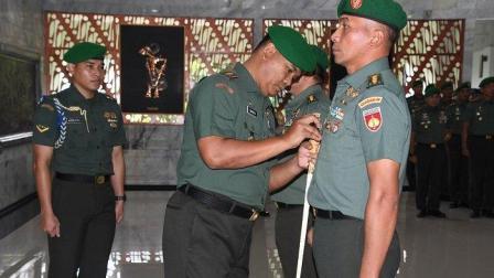 Prosesi serah terima jabatan Asrendam IV/Diponegoro yang dipimpin Pangdam IV/Diponegoro Mayjen TNI Tandyo Budi. Mantan Dandim 0733 BS/Semarang Kolonel Inf Honi Havana resmi jabat Asrendam IV/Diponegoro menggantikan Kolonel Inf Wisnu Kurniawan.