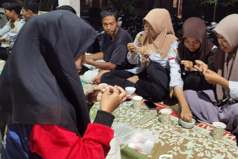Tingkatkan Kreativitas, KKN Upgris Gelar Workshop  Pembuatan Aksesoirs dari Manik