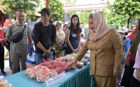 Wali Kota Semarang, Hevearita Gunaryanti Rahayu saat meninjau pelaksanaan Program Pak Rahman (Pasar Pangan Rakyat Murah dan Aman) di Kecamatan Gayamsari beberapa waktu yang lalu.