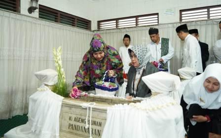 Wali Kota Semarang, Hevarita Gunaryanti Rahayu saat ziarah ke makam Ki Ageng Pandanaran di kawasan Mugas, Kota Semarang, Rabu (6/3/2024)