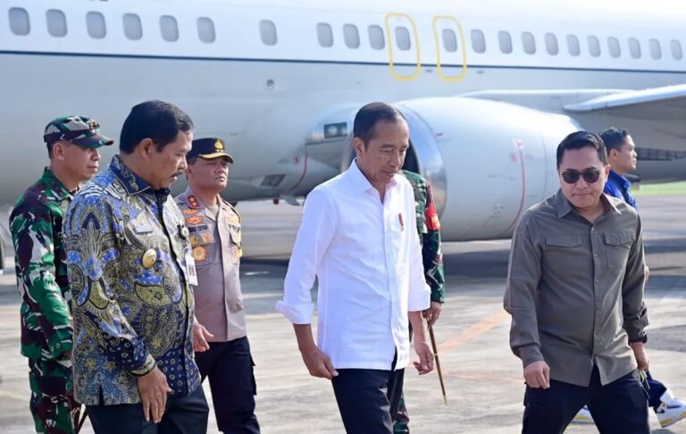 Presiden Jokowi Tinjau Lokasi Banjir Demak